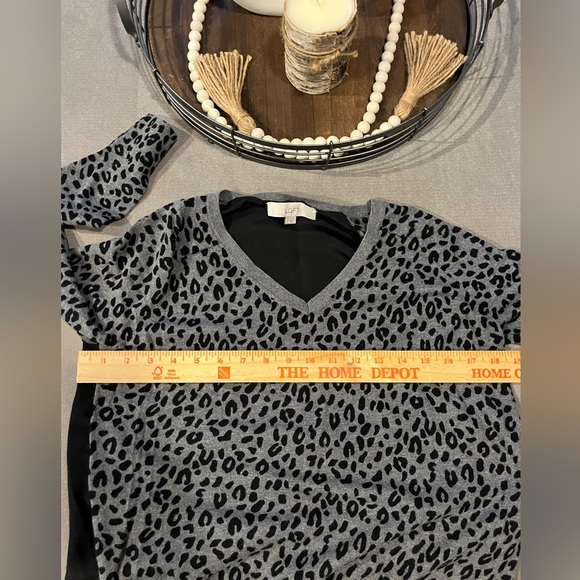 🔥Loft Hi/Lo V-Neck Leopard Print Sweater Size:S Color:Black and Gray - Picture 6 of 9